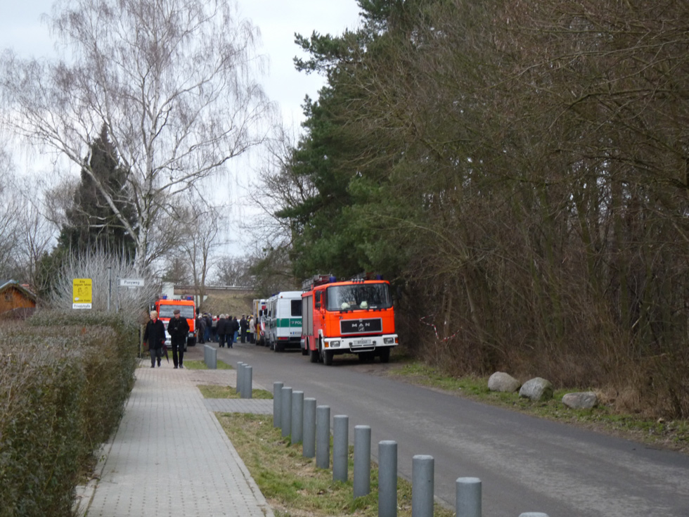 Richtfunkmast Frohnau - Das ist am Ende der Gollanczstr. Polizei, Feuerwehr und THW hatten die Zufahrt zur Gärtnerei und den Durchgang unter der S-B ...