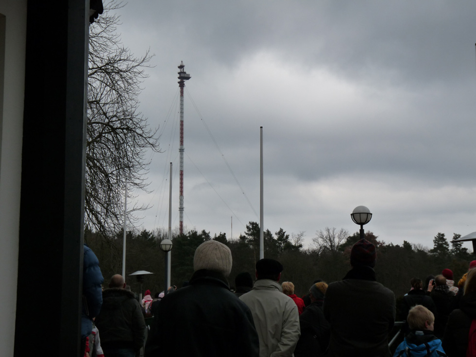 Richtfunkmast Frohnau - Das war dann mein Standplatz, am Poloplatz. Alle schauen gebannt auf den Turm und warten darauf, dass es losgeht.