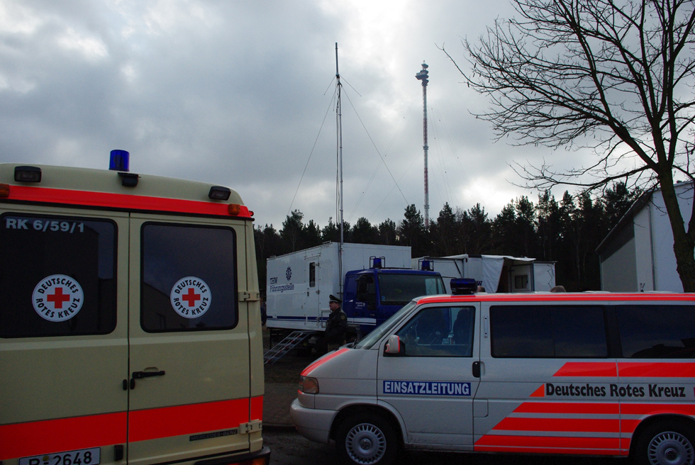 Richtfunkmast Frohnau - RTW und Fahrzeug der Einsatzleitung des DRK.