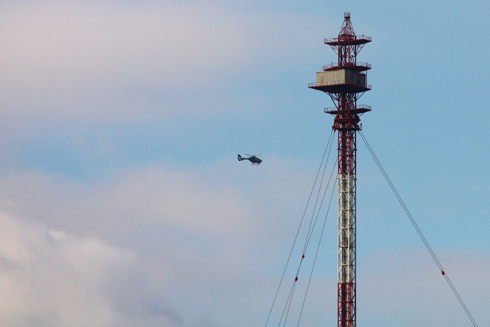 Richtfunkmast Frohnau - Ein Polizeihubschrauber filmt die Sprengung von oben.