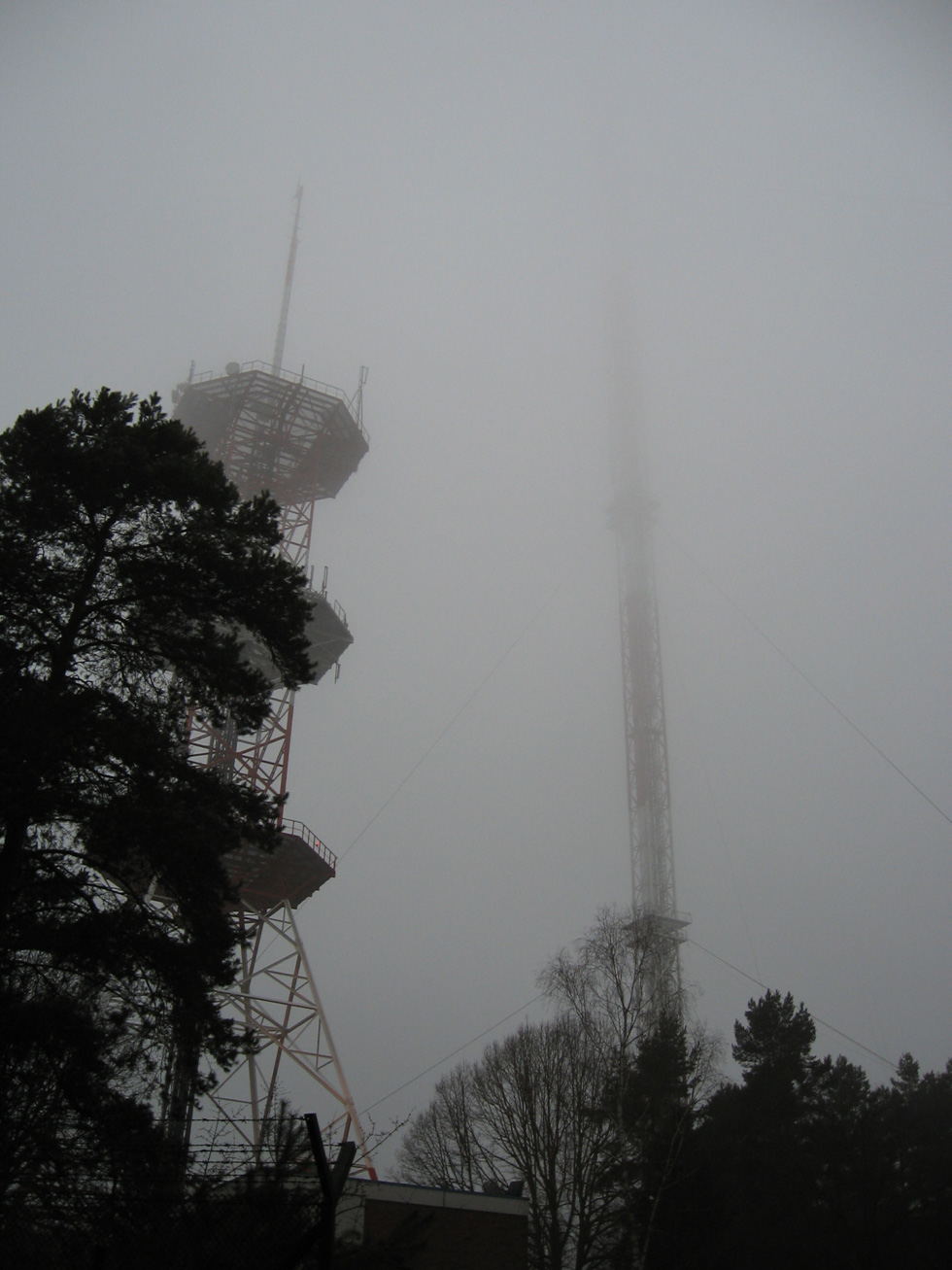 Richtfunkmast Frohnau - Durch den Nebel kaum zu sehen.