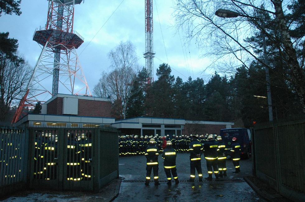 Richtfunkmast Frohnau - Antreten der THW-Helfer im frühen Morgen vor den Stationsgebäude. Aufgabe des THW: Auf Anweisung der Polizei den Forst im r ...