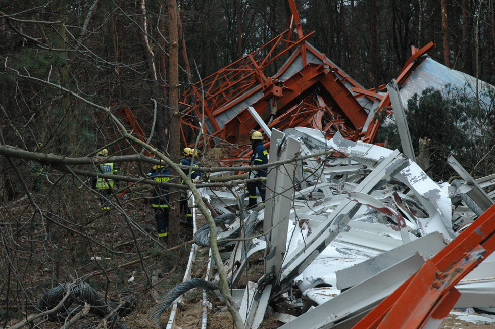 Richtfunkmast Frohnau - Ein Schrotthaufen nach der Sprengung. Blick auf die Reste der oberen Fernmeldestation.