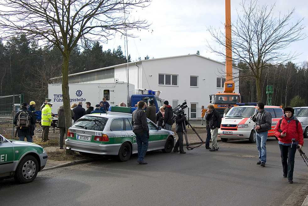 Richtfunkmast Frohnau - Fernsehteams bereiten sich auf die bevorstehende Sprengung vor. Im Hintergrund ist ein Fahrzeug der beteiligten 14. Einsatzhu ...