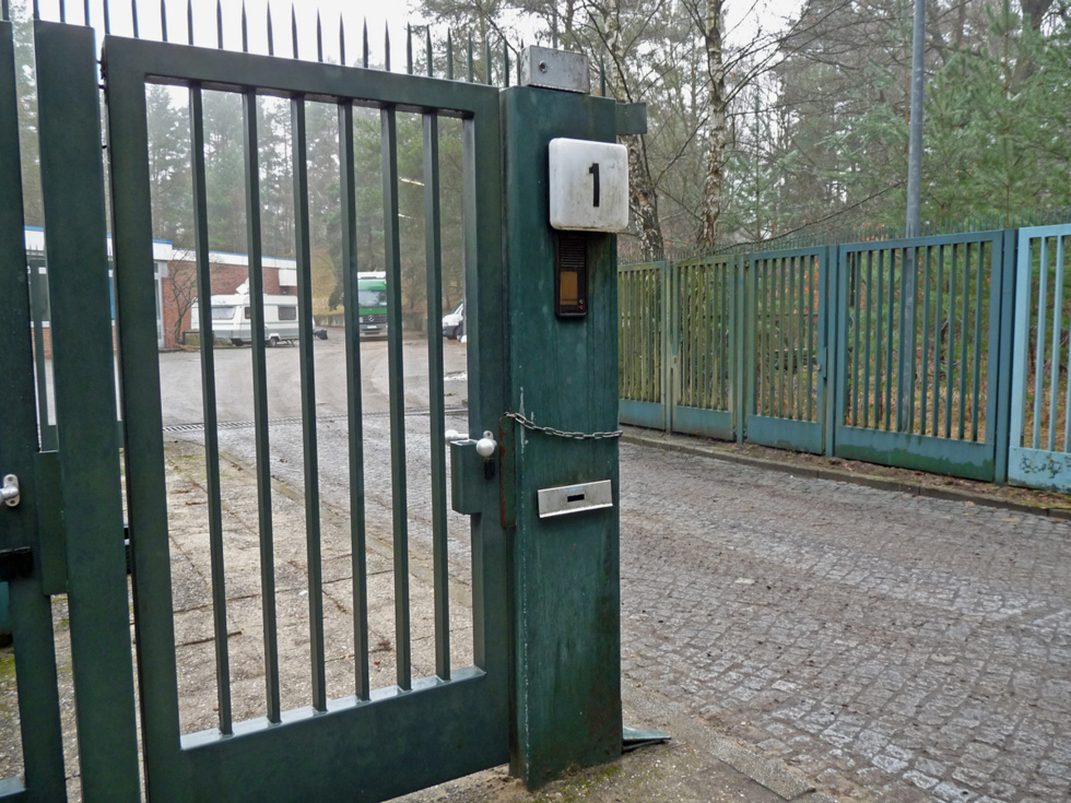 Richtfunkmast Frohnau - Hier kommt der LKW angefahren. Das Tor beim Jägerstieg 1 steht offen.