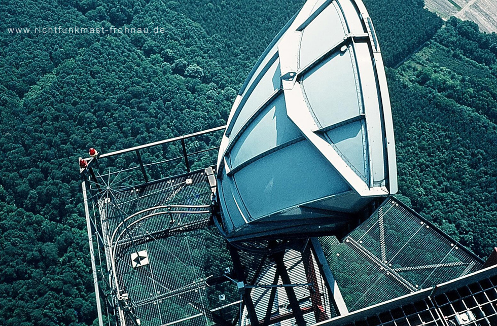 Richtfunkmast Frohnau - Antenne fertig montiert, Alform-Hohlleiter vertikal und horizontal angeschlossen