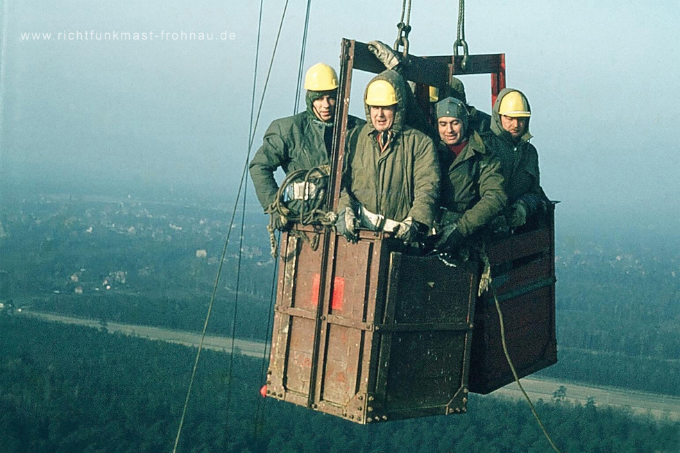 Richtfunkmast Frohnau - Fahrkorb mit 6 Monteuren der Firma AEG-Telefunken, Aufzug war noch nicht verfügbar
