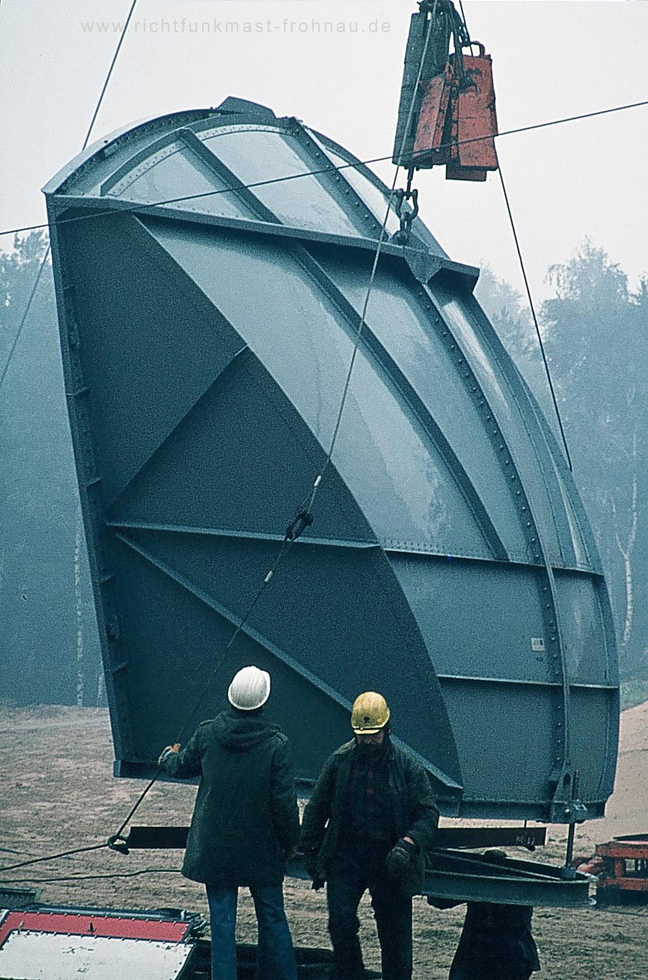 Richtfunkmast Frohnau - 4m-Muschelantenne wird zum Ziehen vorbereitet