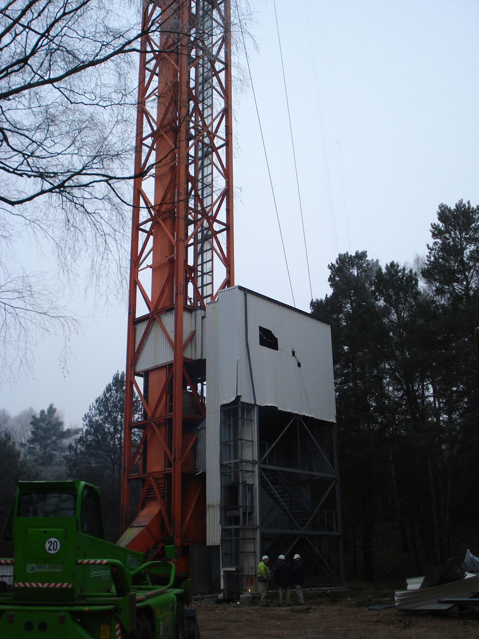 Richtfunkmast Frohnau - Hier das Treppenhaus - zu 2/3 ohne Verkleidung am 29.1.2009 unmittelbar vor seinem Fall.