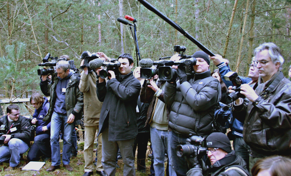 Richtfunkmast Frohnau - Jornalisten und Fernsehteams fotografieren und filmen die Sprengvorbereitungen.