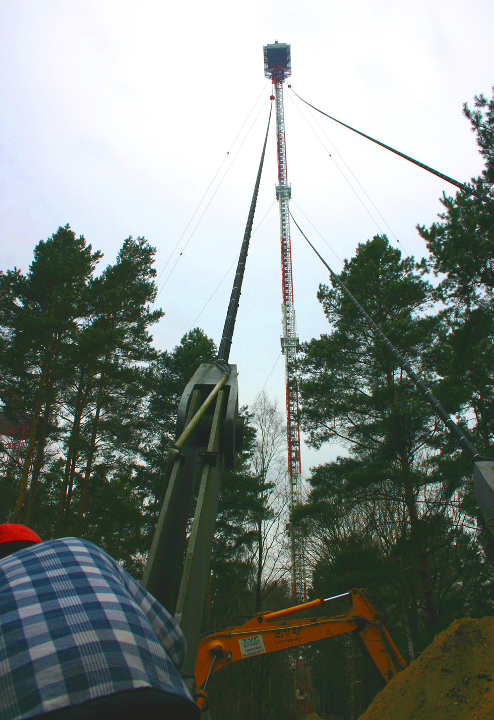 Richtfunkmast Frohnau - Ein Blick hinauf zur Betriebskanzel entlang der Pardunen.