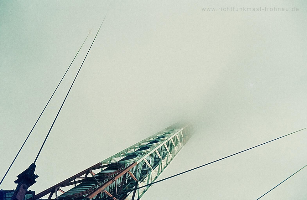 Richtfunkmast Frohnau - Blick von oben: Mast verschwindet in den Wolken