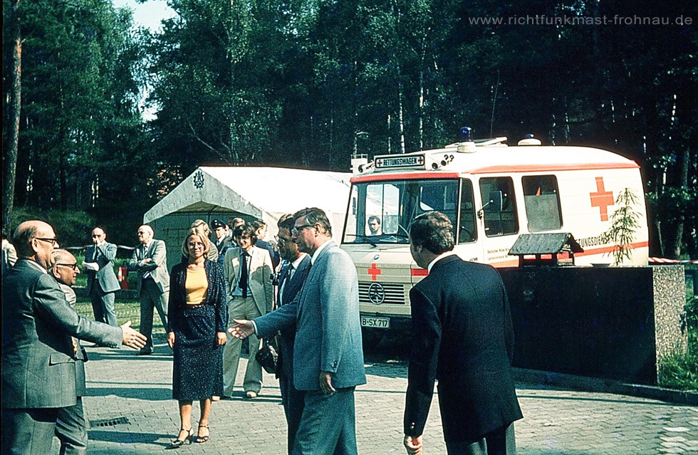 Richtfunkmast Frohnau - Der Präsident der Landespostdirektion Berlin, Hermann Wissmann (links), begrüßt den Präsidenten des Berliner Abgeordneten ...