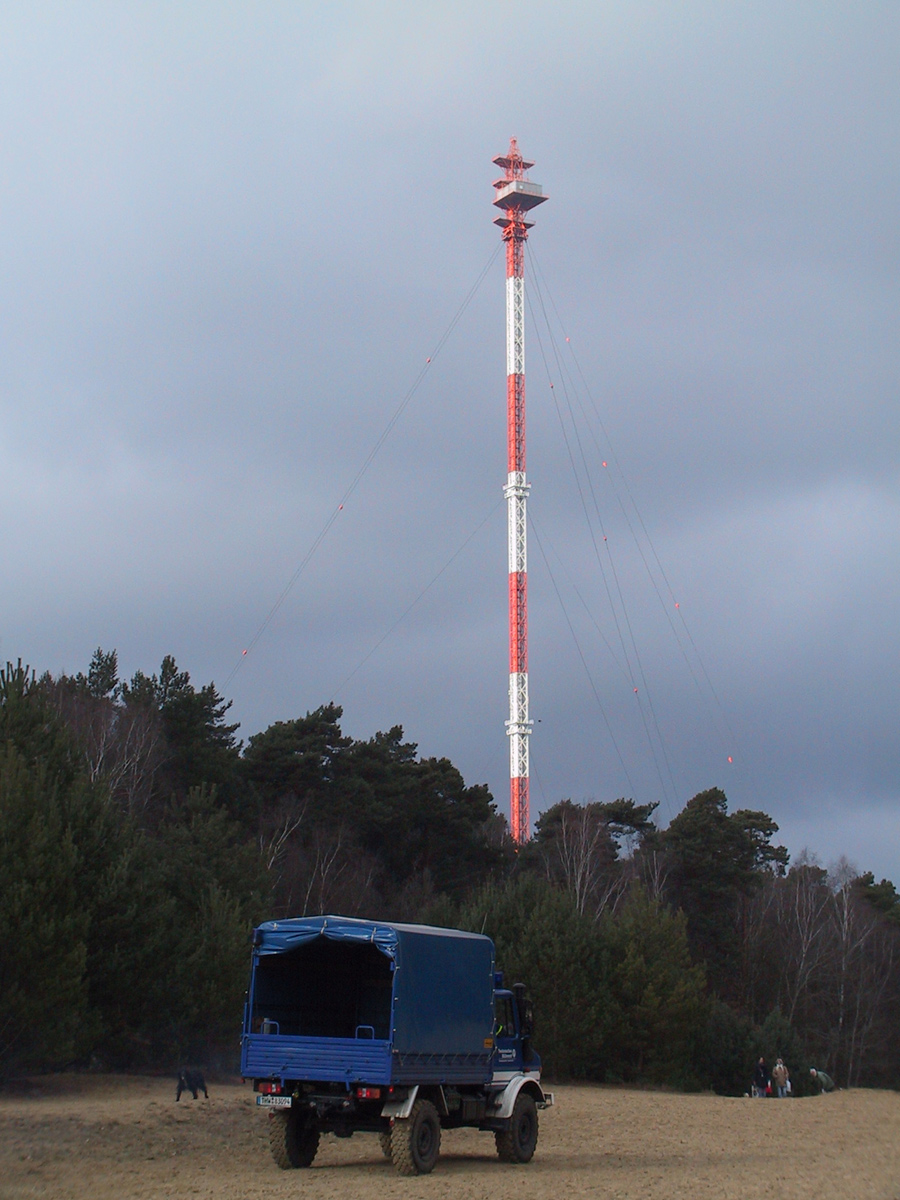 Richtfunkmast Frohnau - Ein abgestelltes Einsatzfahrzeug des Technischen Hilfswerks (THW) auf dem ehemaligen Grenzstreifen.