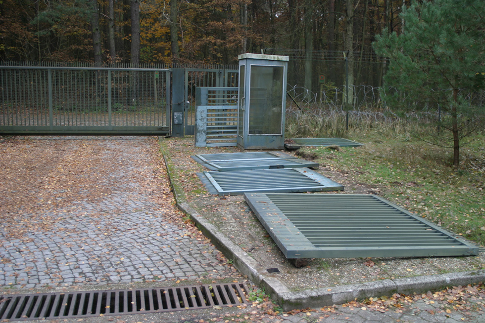 Richtfunkmast Frohnau - Die Telefonzelle in der sich die  Funktionsüberwachung für die Pardunenheizung befand.