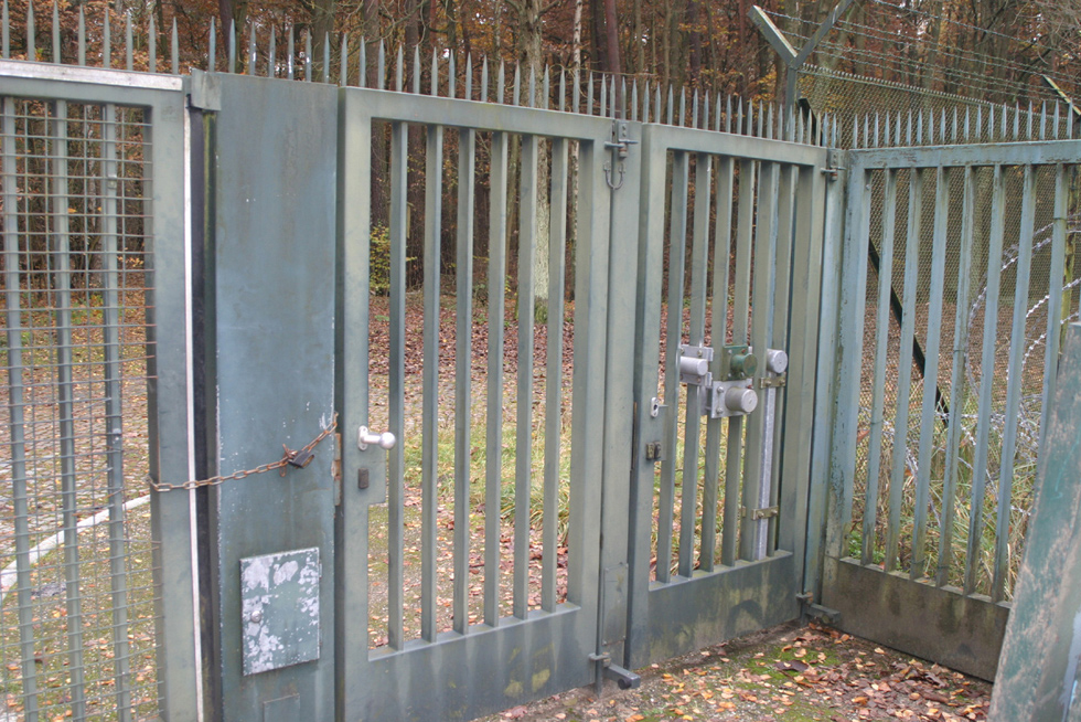 Richtfunkmast Frohnau - Das ursprüngliche Eingangstor. Daneben die am Zaun befestigten Schlüsseltresore.