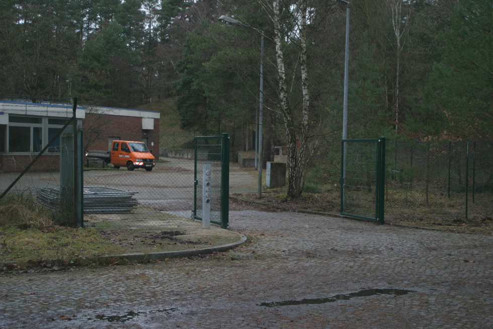 Richtfunkmast Frohnau - Das neue Eingangstor. Davor die 6-fach-Tresorschließsäule.