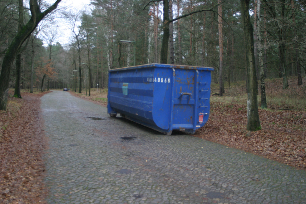 Richtfunkmast Frohnau - Ein abgestellter Schrottcontainer am Hubertusweg zur Aufnahme des Metallschrotts.